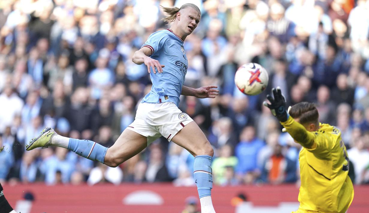 Pemain Manchester City, Erling Haaland, mencetak gol ke gawang Leicester City pada pekan ke-31 Premier League 2022/2023 di Stadion Etihad, Sabtu (15/4/2023). Erling Haaland hanya bermain satu babak ketika melawan Leicester City. Namun, striker haus gol itu mencetak brace untuk Manchester City. (Nick Potts/PA via AP)
