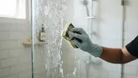 Cara Membersihkan Kaca Kamar Mandi yang Buram dan Berkerak Air Membandel Pakai 2 Bahan Dapur