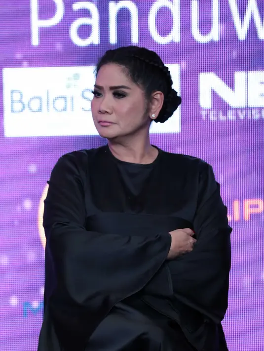 Menurut Iwan sebagai promotor konser, dalam konser tersebut akan mengusung tema ketika Vina Panduwinata pertama kali jatuh cinta. Selain itu, juga hubungan dengan keluarga, sahabat. Bahkan, nanti akan duet dengan keponakannya. (Deki Prayoga/Bintang.com)