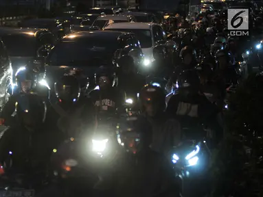 Pemudik sepeda motor melintas di Jalur Kalimalang, Bekasi, Jawa Barat, Rabu (13/6) pagi. H-3 Lebaran, jalur itu bagaikan lautan sepeda motor pemudik yang hendak pulang kampung untuk merayakan Idul Fitri. (Merdeka.com/Iqbal S. Nugroho)