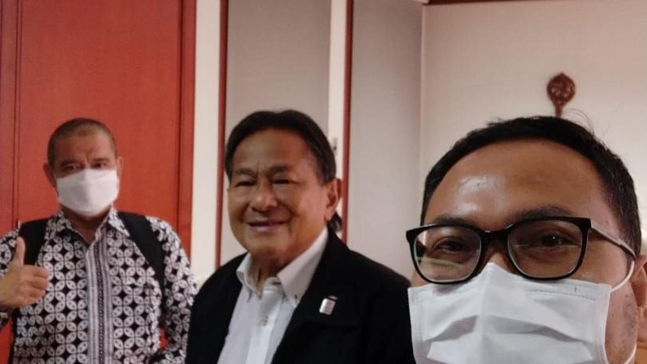 Penulis bersama Soebronto Laras di kantornya pada 2021.