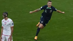 Penyerang Australia, Mitchell Duke (kanan) berselebrasi usai mencetak gol ke gawang Tunisia selama pertandingan grup D Piala Dunia 2022 di Stadion Al Janoub di Al Wakrah, Qatar, Sabtu, 26 November 2022. Australia menang tipis atas Tunisia dengan skor 1-0. (AP Photo /Natacha Pisarenko)