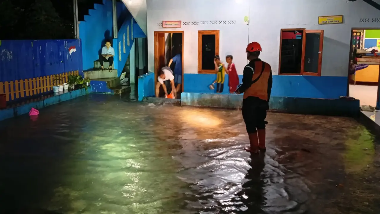 Banjir akibat hujan deras melanda wilayah Kota Sukabumi, Jawa Barat (Jabar) pada Rabu 3 Desember 2025.
