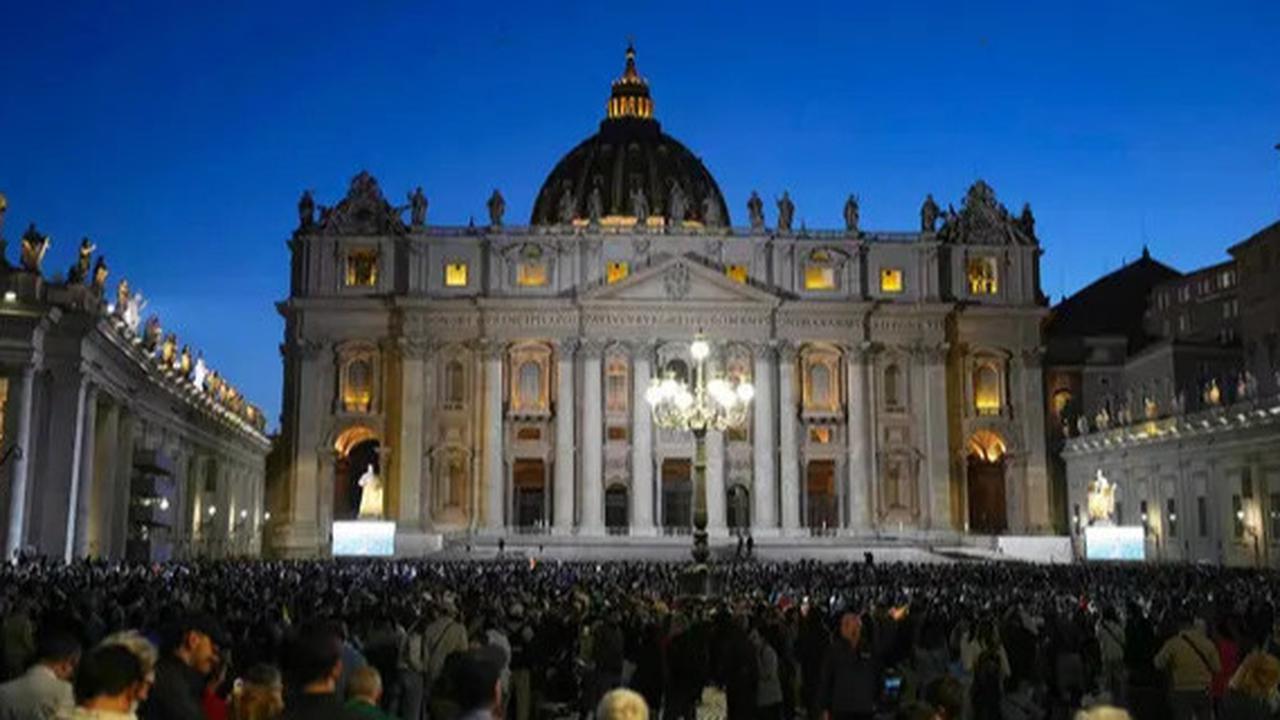 Paus Baru Telah Terpilih, Asap Putih Muncul dari Cerobong Kapel Sistine