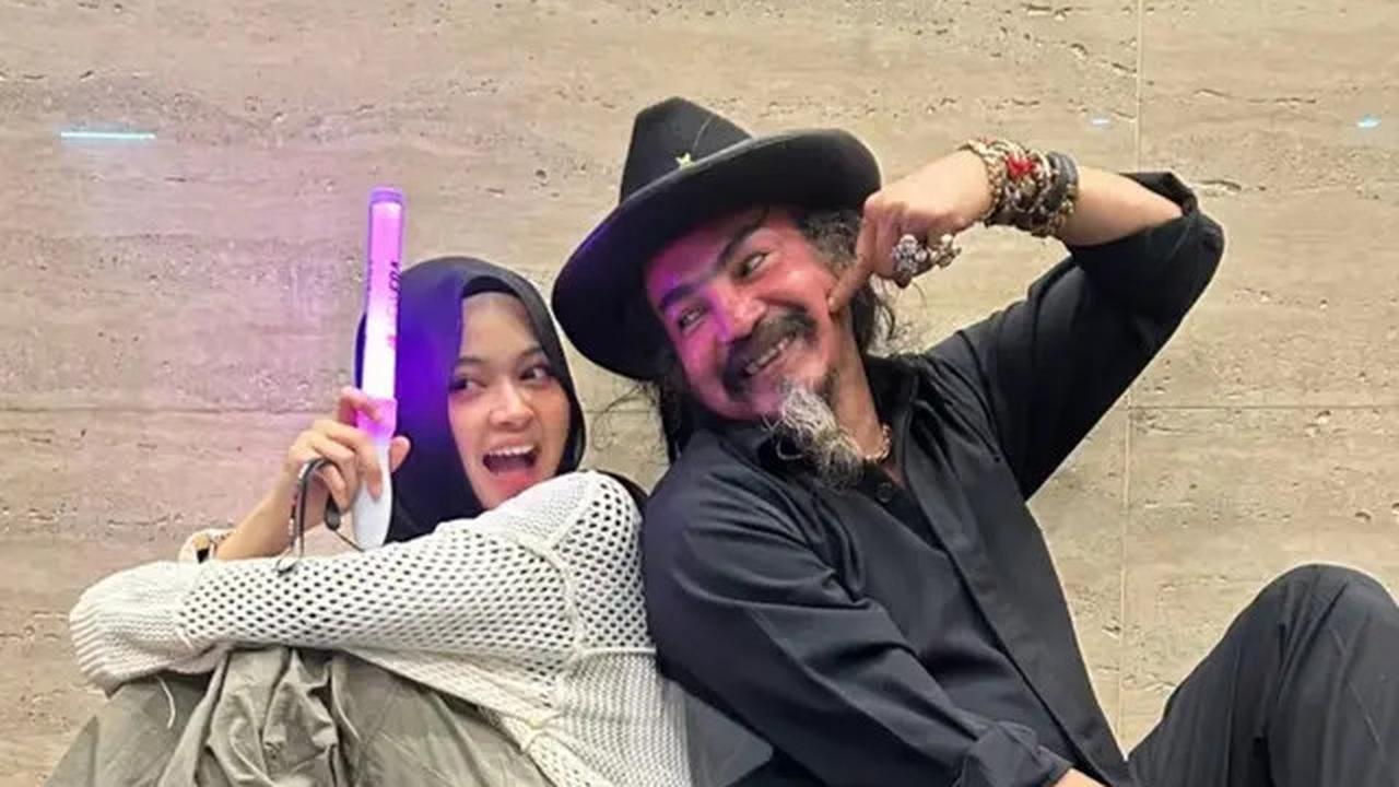 7 Potret Limbad dan Anak Kompak Nonton Konser JKT48, Girang Jadi Wota