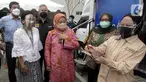 Menteri Ketenagakerjaan Ida Fauziyah (kedua kiri), Dirjen Pembinaan Hubungan Industrial dan Jamsostek Kemenaker Indah Anggoro Putri , Direktur Hubungan Kelembagaan Bank Mandiri Rohan Hafas berbincang dengan pegawai penerima Bantuan Subsidi Upah (BSU) di Bandung (10/9/2021). (Liputan6.com/HO/Mandiri)