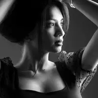 Angel Karamoy dalam nuansa hitam putih (Instagram/realangelkaramoy)