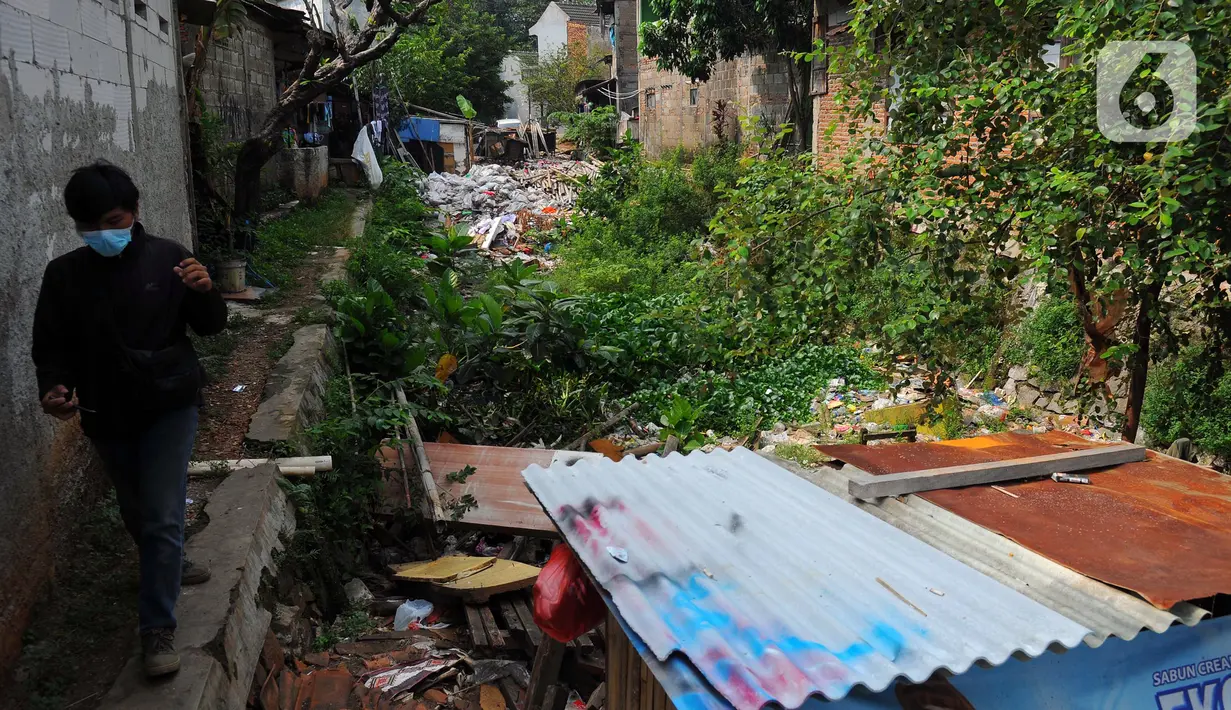Proyek sodetan Kali Klender awalnya bertujuan untuk mengatasi banjir. Namun terbengkalai lantaran sebagian lahan belum dilakukan pembebasan, salah satunya area pemakaman di pemukiman warga tersebut. (merdeka.com/Imam Buhori)