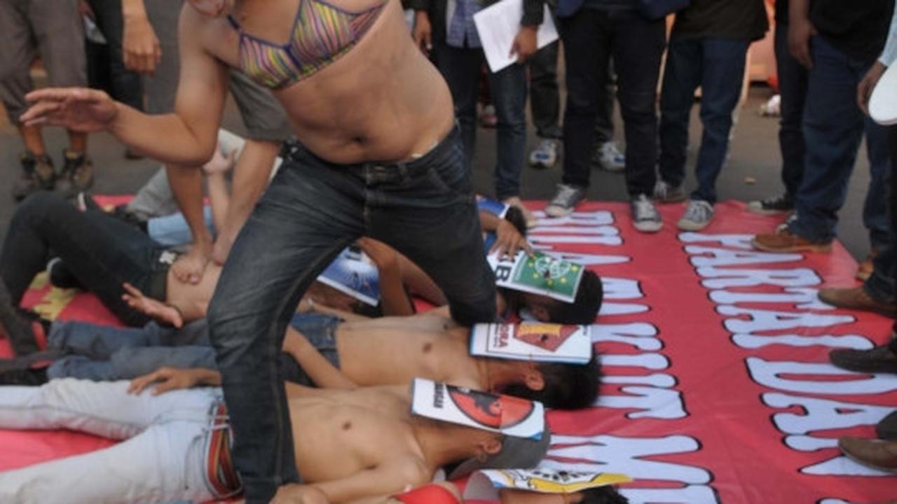 Tuntut Jokowi-JK mundur, aktivis demo pakai bra di depan Istana
