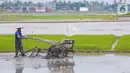 Petani membajak lahan persawahan sebelum ditanami bibit padi di Tangerang Selatan, Jumat (15/10/2020). Lahan pertanian yang terbatas bisa menjadi sektor strategis baru bagi masyarakat Tangsel dalam menghadapi situasi pandemi Covid-19. (Liputan6.com/Fery Pradolo)