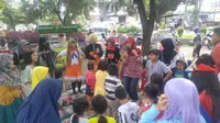 Begini gaya Komunitas Cosplay dan Gerobak Batja melepaskan ketergantungan anak bermain gadget di Taman Tirto Agung Semarang, Minggu (11/12/2016)