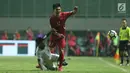 Pemain tengah Indonesia U-23, M Hargianto (bawah) melakukan tekel terhadap pemain Korea Utara, O Chol Hyok pada laga PSSI Anniversary Cup 2018 di Stadion Pakansari, Kab Bogor, Senin (30/4). Laga berakhir imbang 0-0. (Liputan6.com/Helmi Fithriansyah)