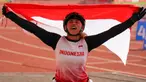 Atlet balap kursi roda Maria Goreti melakukan selebrasi usai memenangi final balap kursi roda 400 meter putri 11th ASEAN Para Games 2022 di Stadion Manahan, Solo, Jawa Tengah, kamis (4/8/2022). Maria Goreti meraih medali emas pada final tersebut. (INASPOC/Feri Setiawan)