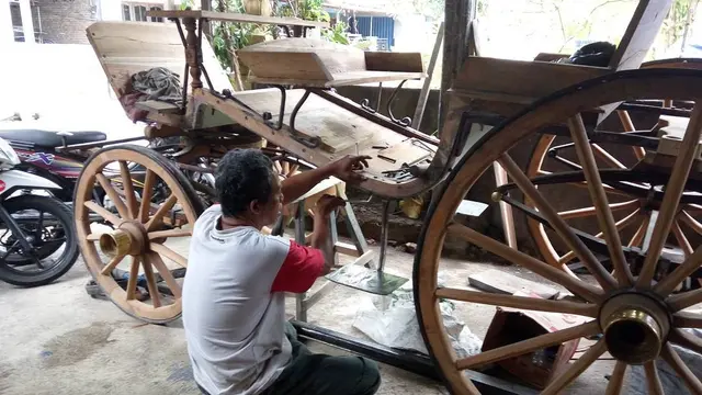 Pak Ratno juga mereparasi onderdil andong untuk membantu para kusir.