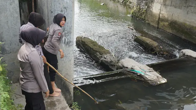 Polwan Cantik Peringati Hari Air Sedunia