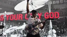 Aksi gitaris Rage Against the Machine, Tom Morello di atas panggung di Madison Square Garden di New York City (8/8/2022). RATM membawakan lagu seperti "Bombtrack," "Bulls On Parade," "Bullet in the Head," "Testify," "Freedom," "Killing in the Name," dan banyak lagi, dan mereka melakukan cover lagu mereka. Bruce Springsteen "The Ghost of Tom Joad." (Theo Wargo/Getty Images/AFP)
