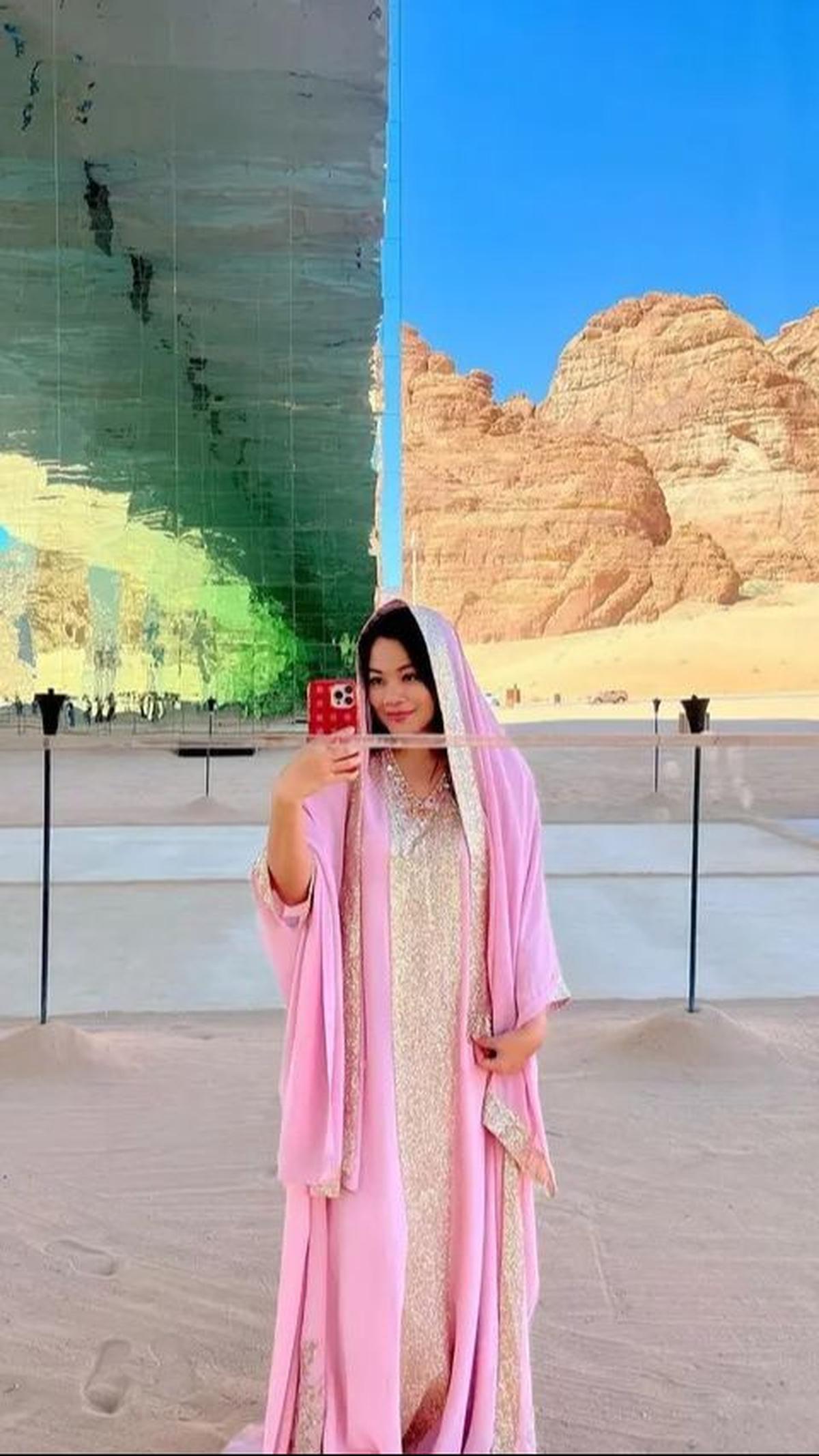 3. Pesona cantik Titi Kamal memikat hati netizen. Parasnya disebut manglingi, lebih cerah, dan kecantikannya semakin bersinar.