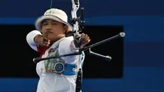 Atlet panahan putri Indonesia, Rezza Octavia gagal menemani rekannya, Diananda Choirunisa untuk berlaga di babak 16 besar nomor individual putri cabor panahan Olimpiade Paris 2024 setelah ditaklukkan pepanah putri nomor dua dunia asal Korea Selatan, Lim Si-hyeon pada babak 32 besar di Les Invalides Arena, Paris, Kamis (1/8/2024). Rezza menyerah 0-6 dalam laga yang berlangsung dalam tiga set saja. (Dok. NOC Indonesia/Antara/Wahyu Putro A)