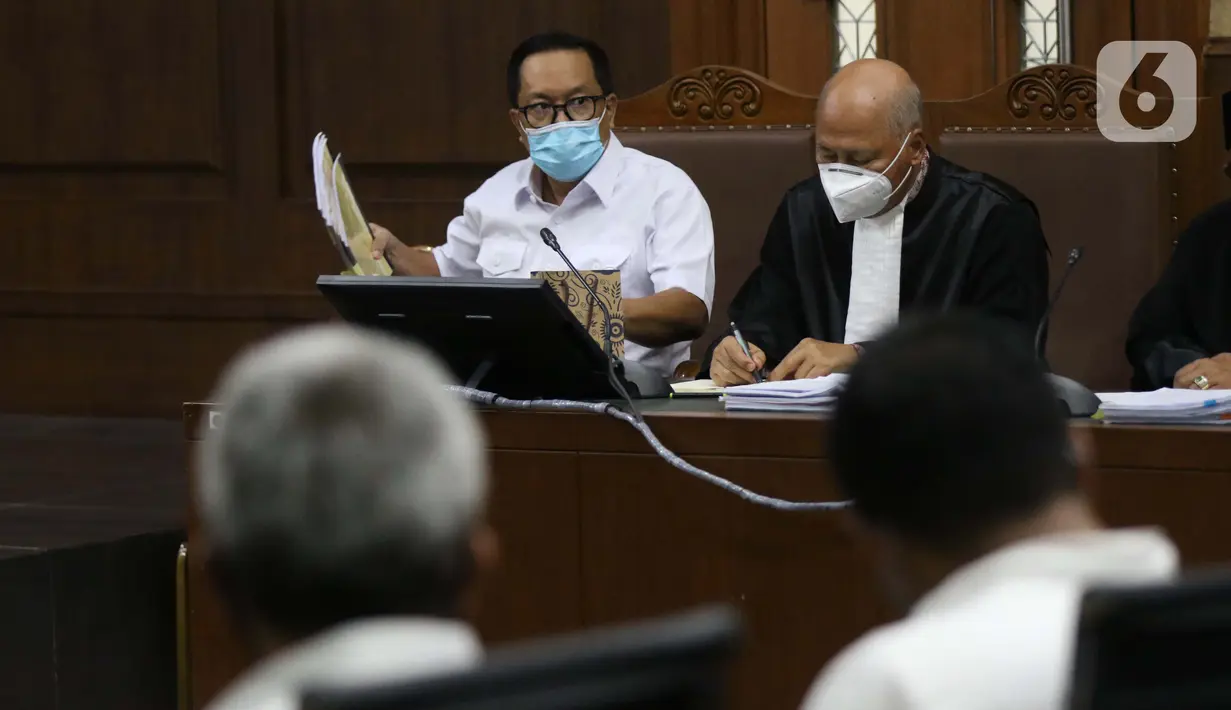 Terdakwa kasus dugaan suap penghapusan red notice atas nama Djoko S Tjandra, Brigjen (Pol) Prasetijo Utomo (kiri) saat menjalani sidang lanjutan di Pengadilan Tipikor Jakarta, Senin (16/11/2020). Sidang menyimak keterangan saksi-saksi. (Liputan6.com/Helmi Fithriansyah)