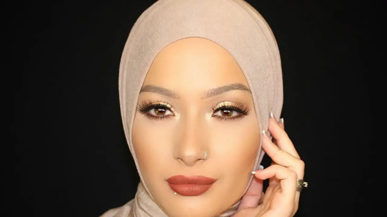 Berhijab, Beauty Vlogger Ini Sukses Jadi Duta Merk Makeup Ternama