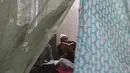 Seorang pria Muslim membaca Alquran di awal Itikaf, di masjid untuk pria selama bulan suci Ramadhan di Karachi (3/5/2021). Umat Muslim melakukan Itikaf 10 hari terakhir bulan Ramadhan, dalam rangka meraih malam kemuliaan atau Lailatul Qadar. (AFP/Asif Hassan)