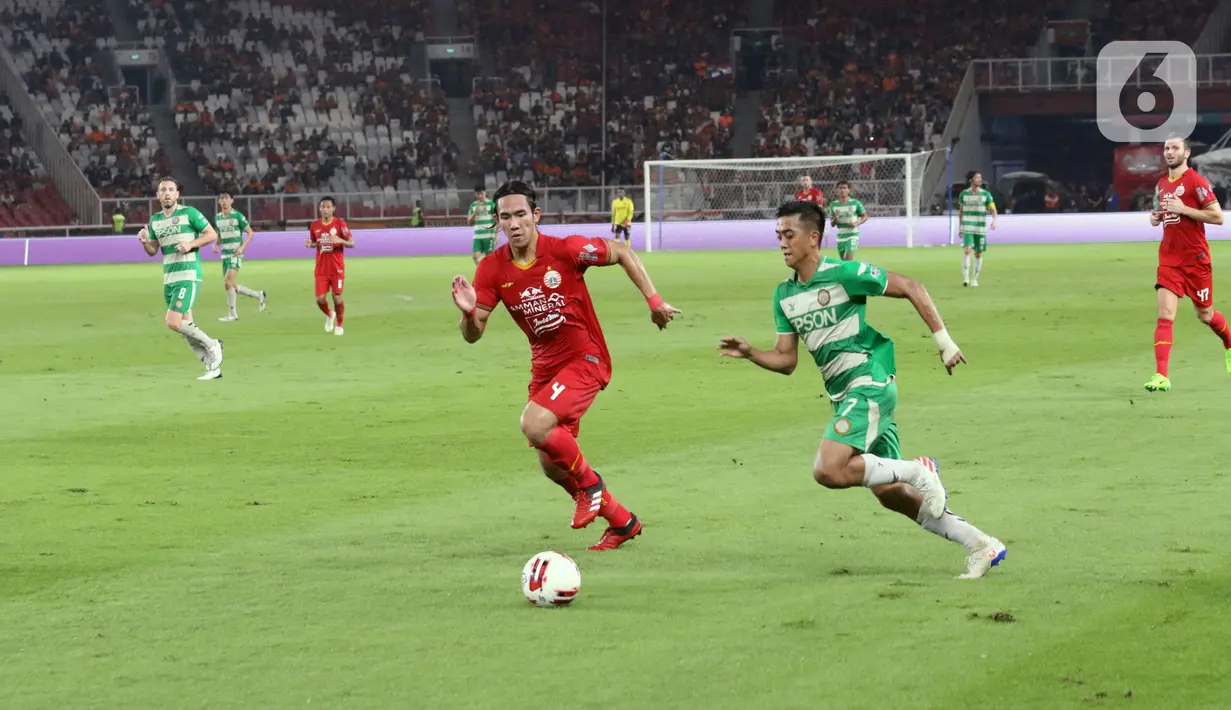 Pemain Persija Ryuji Utomo mengejar pemain Geylang International FC yang sedang membawa bola pada pertandingan persahabatan di SUGBK, Jakarta, Minggu (23/2/2020). Persija membungkam Geylang 3-1. (Liputan6.com/Angga Yuniar)