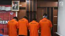 Empat warga negara asing (WNA) yang diduga terlibat kasus pemalsuan visa asing dipertunjukkan di Kantor Imigrasi Kelas I Jakarta Pusat, Selasa (6/3). Keempatnya diduga memalsukan telex visa RI dan stiker visa negara asing. (Liputan6.com/Arya Manggala)