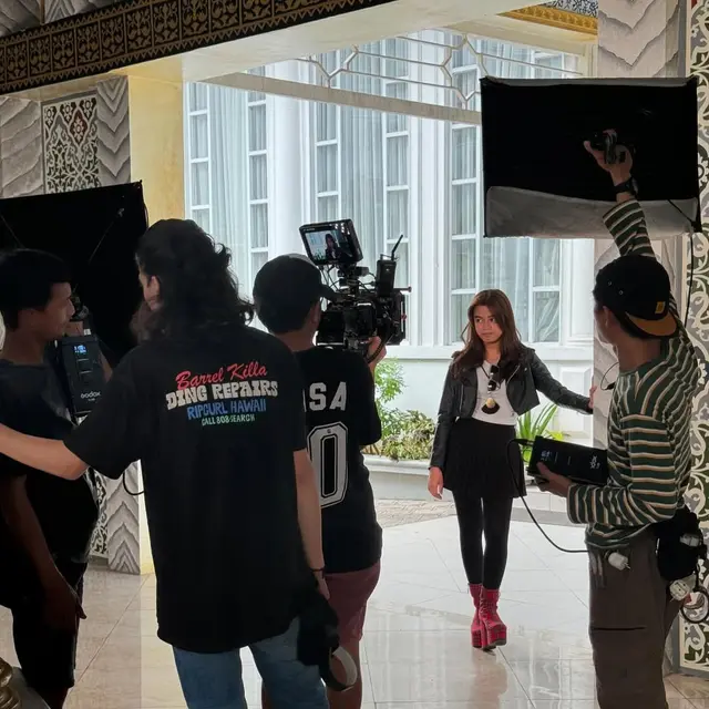 6 Potret Aqeela Calista di Lokasi Syuting Asmara Gen Z, Penampilan Lebih Fresh