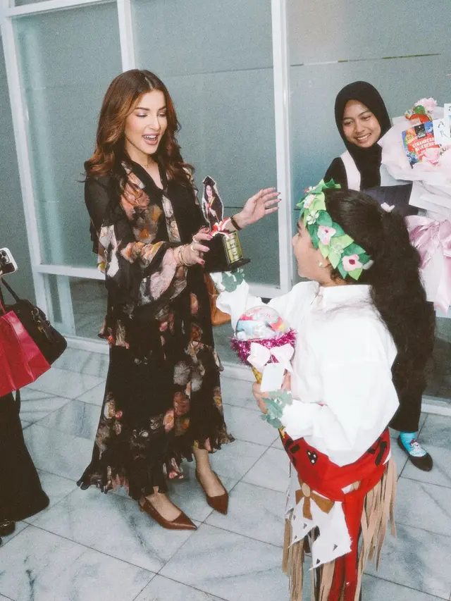 Kompak dengan Mantan Suami, Tasya Farasya Tenteng Tas Hermes Rp500 Jutaan Saat Kelulusan Putri Pertama