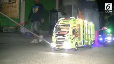 Jalanan di Kota Kediri mendadak ramai oleh sekumpulan miniatur truk yang ditarik oleh pemiliknya.
Layaknya truk besar, miniatur truk ini dibuat semirip mungkin dengan aslinya.