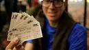 Seorang penggemar menunjukkan tiket untuk menyaksikan pemutaran perdana film The Avengers: Endgame di La Paz, Bolivia (24/4). Film Avengers Endgame melanjutkan Avengers Infinity War. (Reuters/David Mercado)