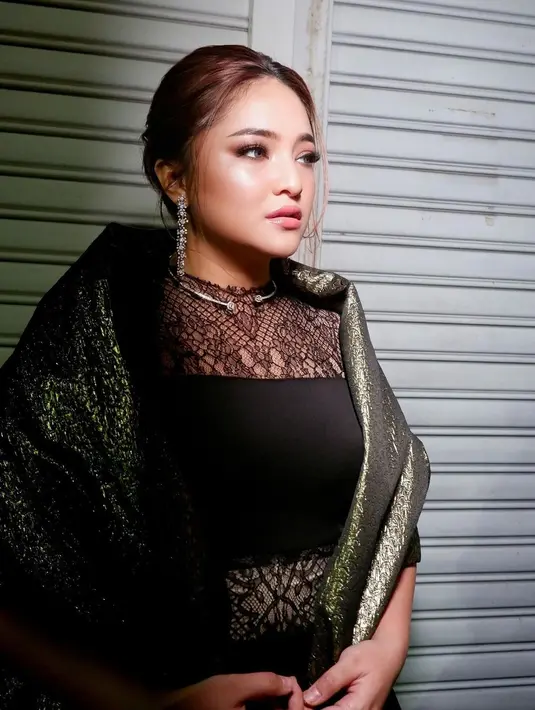 Belum lagi makeup flawless Marshanda yang menyempurnakan penampilannya secara keseluruhan ini. [Foto: Instagram/marshanda99]