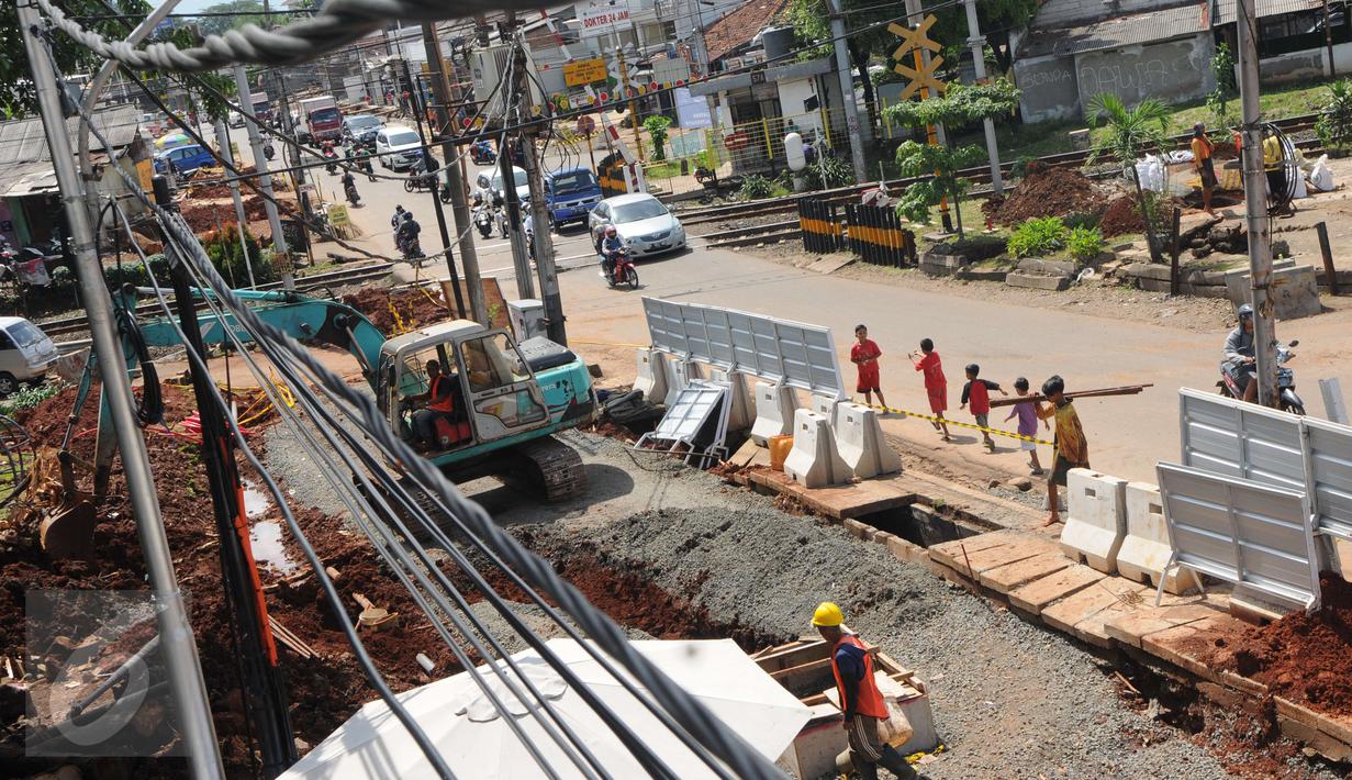 Suasana pengerjaan proyek pembangunan flyover perlintasan kereta api di Bintaro, Jakarta, Minggu (19/3). Fly over ini dibangun untuk mengatasi kemacetan di perlintasan kereta api tersebut. (Liputan6.com/Helmi Afandi)