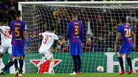 Pemain Bayern Munchen Robert Lewandowski mencetak gol ke gawang Barcelona pada pertandingan Grup E Liga Champions di Stadion Camp Nou, Barcelona, Spanyol, Selasa (14/9/2021). Bayern Munchen menang 3-0. (AP Photo/Joan Monfort)