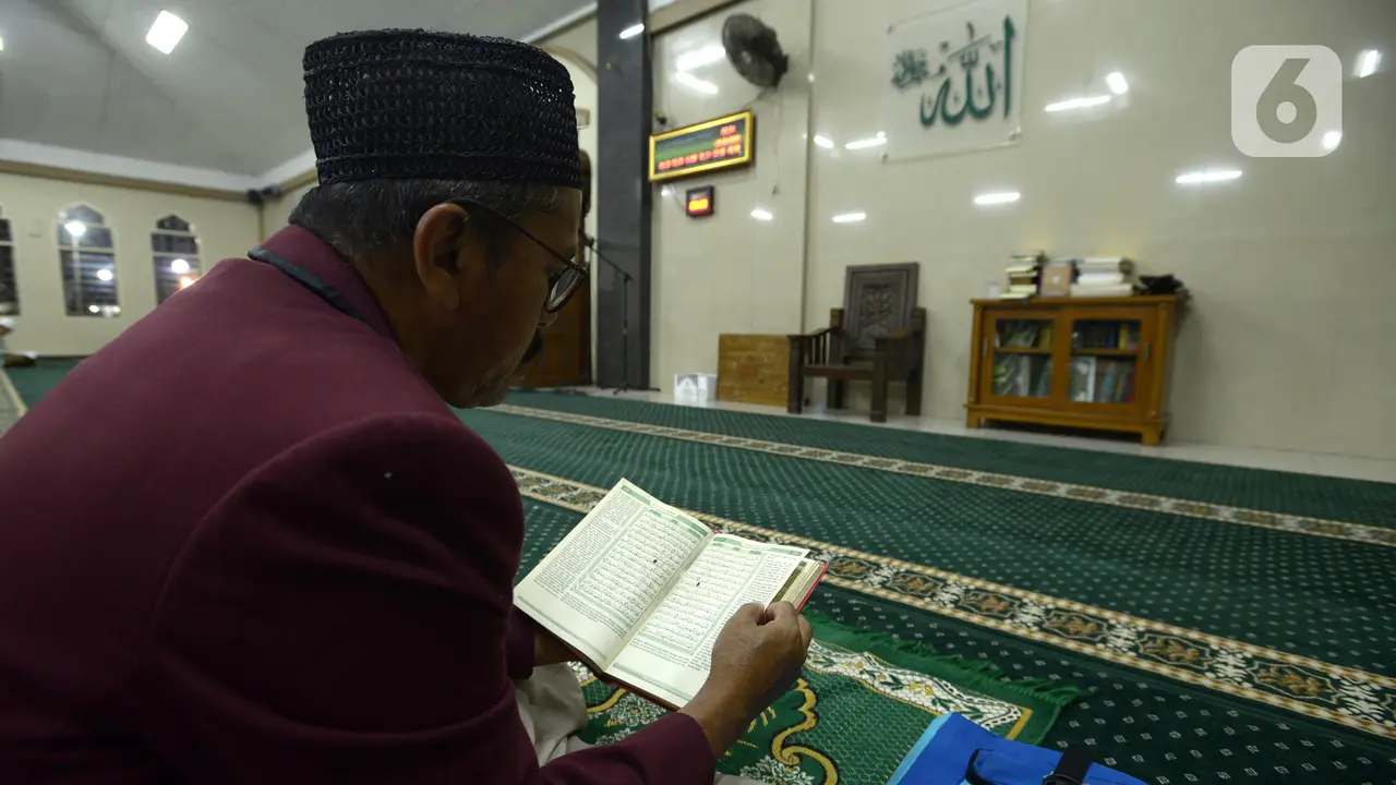 FOTO: Berburu Malam Lailatul Qadar Sambil Itikaf di Masjid