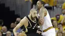 Pemain Toronto Raptors, Jonas Valanciunas (kiri) berusaha melewati adangan pemain Cleveland Cavaliers, Channing Frye pada Game 2 semifinal Eastern Conference NBA basketball di Quicken Loans Arena, (3/5/2017). Cavs menang 125-103. (AP/Tony Dejak)