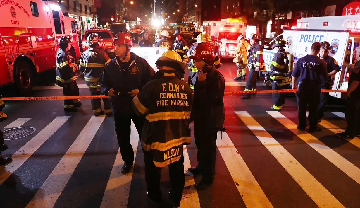 Truk pemadam kebakaran dan ambulans berada di lokasi setelah saksi mata menggambarkan terjadinya sebuah kedakan "yang memekakkan telinga" di distrik Chelsea, Manhattan sekitar pukul 21.00 waktu setempat atau 9 pagi WIB New York, Sabtu (17/9). (AFP PHOTO)