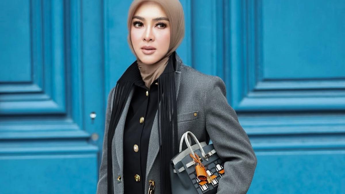 Gaya Parisian Chic Syahrini Liburan Akhir Tahun ke Paris, Jinjing Tas Hermès Langka Seharga Rp4,1 Miliar