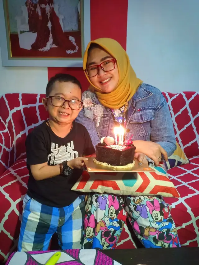 7 Potret Mesra Daus Mini dengan Istri yang Ingin Segera Punya Anak Lagi