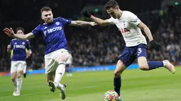 Bek Tottenham Sergio Reguilon mengontrol bola di depan bek Leeds United Stuart Dallas pada pekan ke-12 Liga Inggris di Tottenham Hotspur Stadium, London, Minggu (21/11/2021). Sempat tertinggal, Tottenham Hotspur menumbangkan Leeds United 2-1. (AP Photo/Ian Walton)