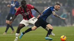 Setelah gol Denzel Dumfries dianulir di menit ke-10, Inter kembali banjir peluang. Semenit setelahnya sepakan Marcelo Brozovic mampu ditepis kiper AC Milan Mike Maignan meski sempat berubah arah usai membentur Pierre Kalulu. (AP/Antonio Calanni)