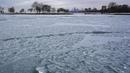 Danau Michigan tertutup salju dan es di Pantai Montrose di Chicago, Senin (17/1/2022). Badai salju menghantam garis pantai Danau Michigan di Chicago. (AP Photo/Nam Y. Huh)
