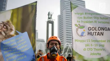 Anggota Walhi Jakarta menggelar aksi melawan asap dan peduli satwa saat car free day (CFD) di kawasan Bundaran HI, Jakarta, Minggu (15/9/2019). Walhi menuntut pemerintah segera menyelesaikan permasalahan kebakaran hutan yang berdampak buruk bagi manusia dan lingkungan. (Liputan6.com/Faizal Fanani)