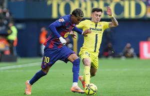 Penyerang Barcelona, Lamine Yamal (kiri) mencoba mempertahankan bola dari kejaran gelandang Villarreal, Alberto Moleiro (kanan), Minggu (21/12/2025) (AP Photo/Alberto Saiz)