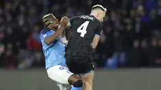 Pemain Napoli, Victor Osimhen diadang pemain Lazio, Patric, pada laga Liga Italia di Stadion Diego Armando Maradona, Sabtu (4/3/2023). Napoli menelan kekalahan saat menjamu Lazio pada pekan ke-25 Serie A 2022/2023. 
(Alessandro Garofalo/LaPresse via AP)