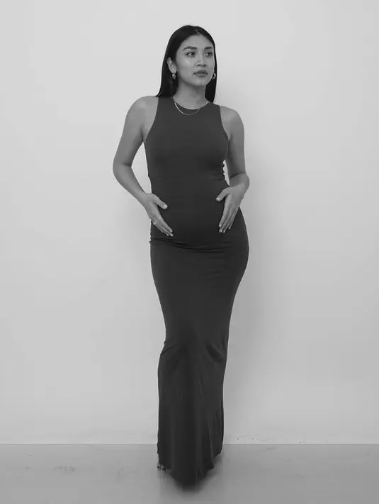 Canti Tachril terlihat mulai banyak membagikan potret dirinya sambil memamerkan baby bump yang sekarang sudah besar itu. (FOTO: instagram.com/cantitachril/)
