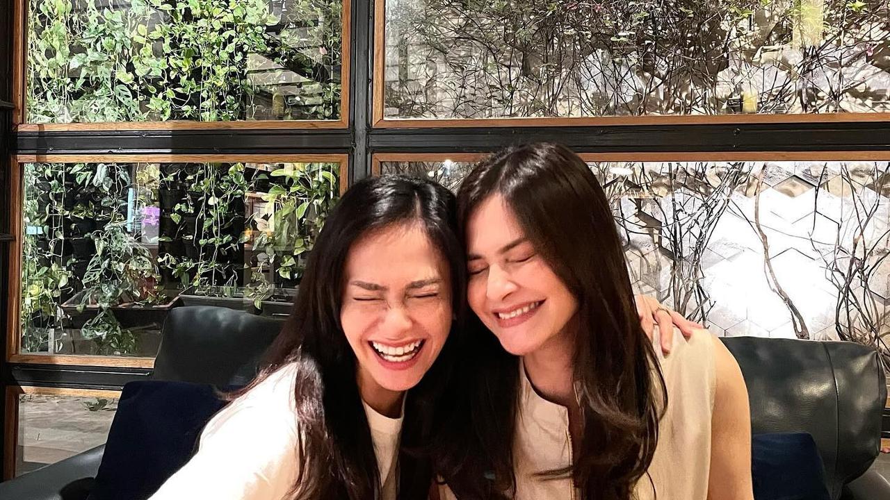 7 Potret Persahabatan Cut Tari dan Ersa Mayori yang Tak Lekang oleh Waktu, Punya Wajah Mirip dan Sama Awet Mudanya