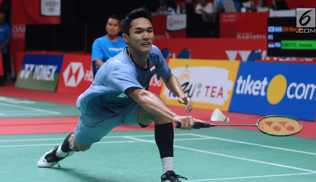 Tunggal putera Indonesia, Jonatan Christie mengembalikan kok saat melawan Son Wan Ho (Korea) pada babak pertama turnamen Indonesia Masters 2018 di Istora Senayan, Jakarta, Rabu (24/1). Jonatan kalah 15-21, 10-21. (Liputan6.com/Helmi Fithriansyah)