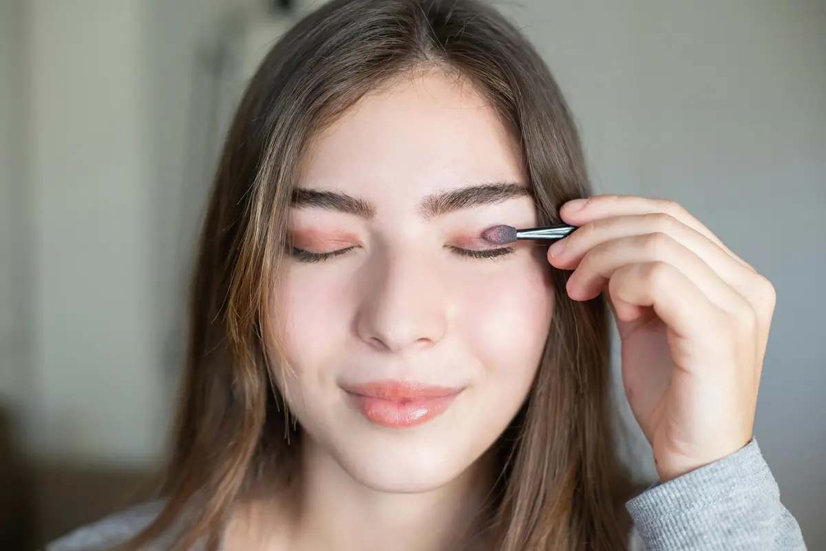 Wanita menggunakan eyeshadow