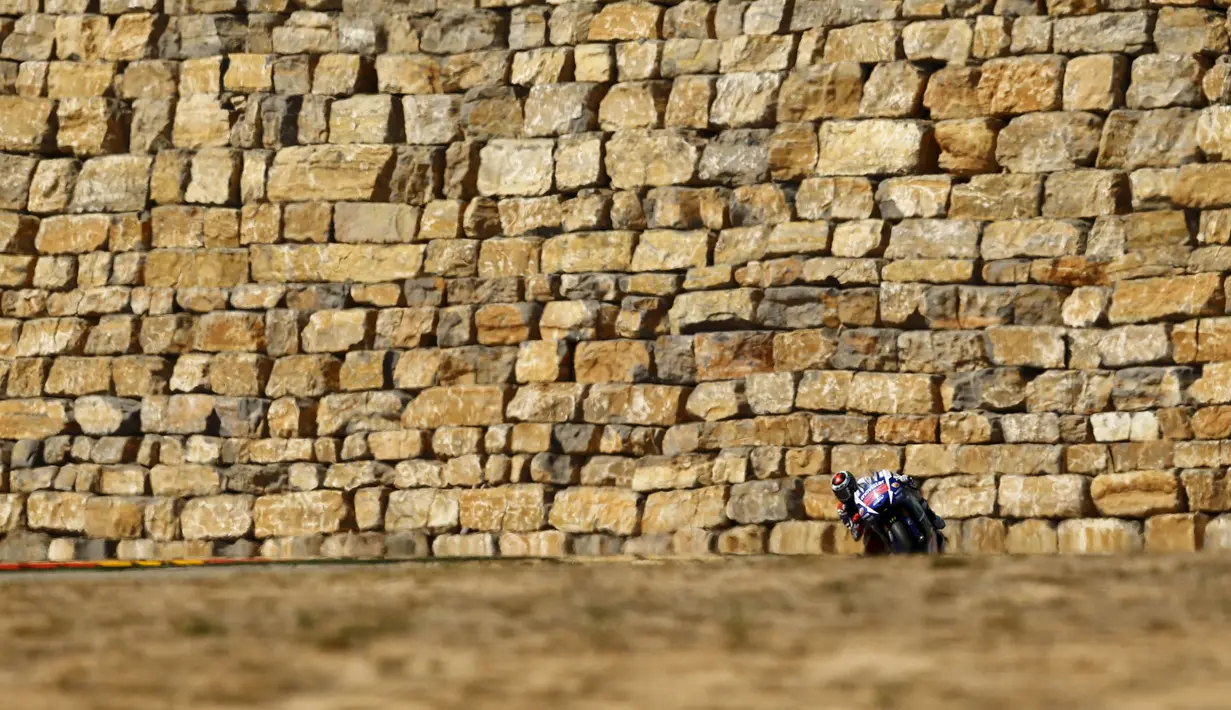 Aksi Jorge Lorenzo di MotoGP Aragon, Spanyol, Minggu (27/9/2015). (Reuters/Marcelo del Pozo)